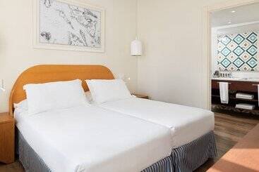 هتل H10 Ocean Suites