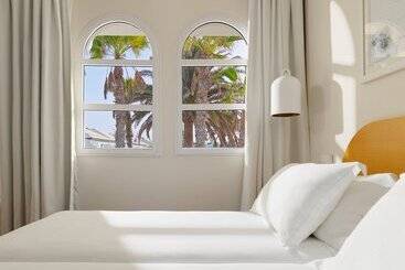 هتل H10 Ocean Suites