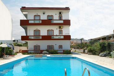 هتل Haris Apartments