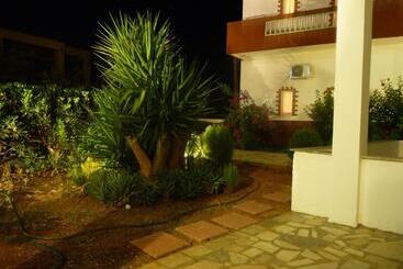 هتل Haris Apartments