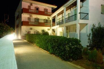 هتل Haris Apartments