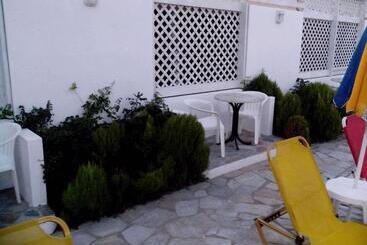 هتل Haris Apartments
