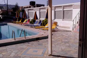 هتل Haris Apartments