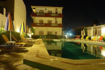 هتل Haris Apartments