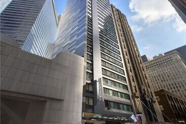 هتل Hilton Garden Inn Chicago Downtown Riverwalk