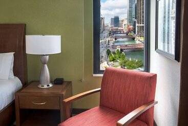 هتل Hilton Garden Inn Chicago Downtown Riverwalk