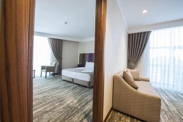 هتل Ramada By Wyndham Gemli̇k