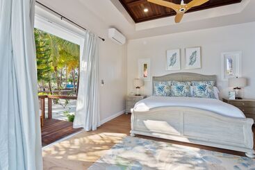 هتل Ray Caye Private Island Resort