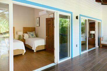 هتل Ray Caye Private Island Resort