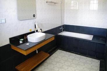 هتل Westay @ The Grand Nyaung Shwe, Inle Lake