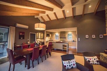 تختخواب و صبحانه Amuri Estate Luxury Lodge