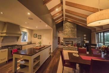 تختخواب و صبحانه Amuri Estate Luxury Lodge