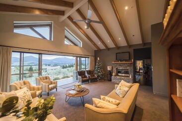 تختخواب و صبحانه Amuri Estate Luxury Lodge