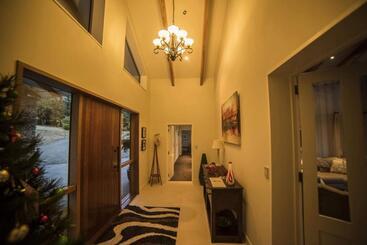 تختخواب و صبحانه Amuri Estate Luxury Lodge