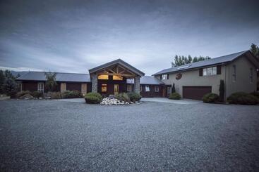 تختخواب و صبحانه Amuri Estate Luxury Lodge