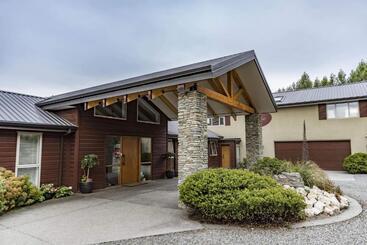 تختخواب و صبحانه Amuri Estate Luxury Lodge