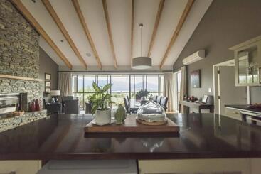 تختخواب و صبحانه Amuri Estate Luxury Lodge