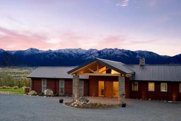 تختخواب و صبحانه Amuri Estate Luxury Lodge