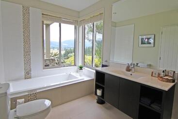 تختخواب و صبحانه Amuri Estate Luxury Lodge