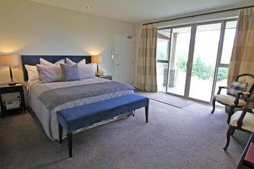 تختخواب و صبحانه Amuri Estate Luxury Lodge