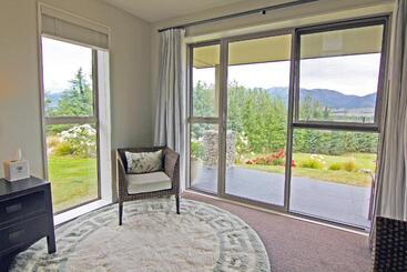 تختخواب و صبحانه Amuri Estate Luxury Lodge