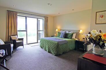 تختخواب و صبحانه Amuri Estate Luxury Lodge