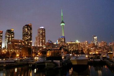 تختخواب و صبحانه Making Waves Boatel