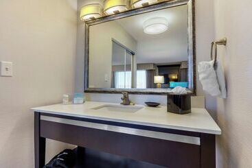هتل Hampton Inn & Suites Columbus