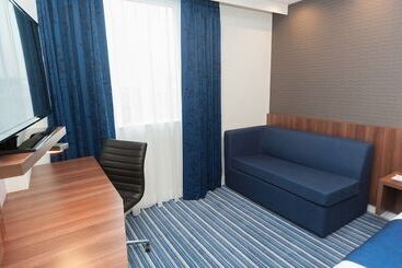 هتل Holiday Inn Express Aberdeen Airport By Ihg