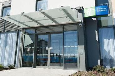 هتل Holiday Inn Express Aberdeen Airport By Ihg