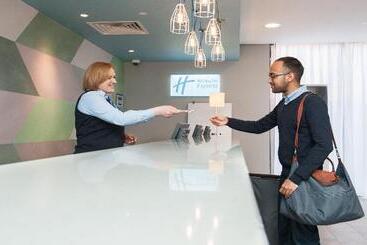 هتل Holiday Inn Express Aberdeen Airport By Ihg