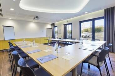هتل Kyriad Prestige Pau – Palais Des Sports