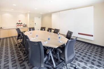 هتل Towneplace By Marriott Suites Portland Vancouver