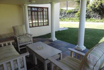 تختخواب و صبحانه Milkwood Lodge