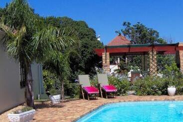 تختخواب و صبحانه Milkwood Lodge