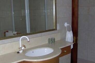 تختخواب و صبحانه Milkwood Lodge