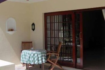 تختخواب و صبحانه Milkwood Lodge