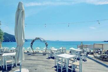 Enjoy Lichnos Bay Village, Camping, Hotel & Apartments