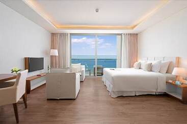 هتل A La Carte Da Nang Beach