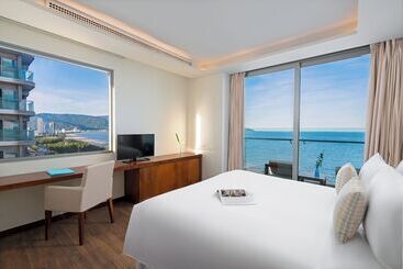 هتل A La Carte Da Nang Beach