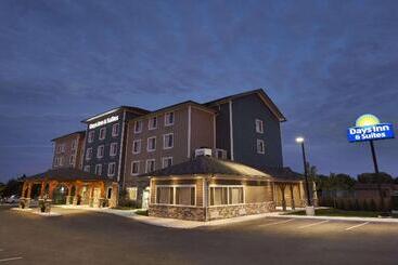فندق Days Inn & Suites By Wyndham Lindsay