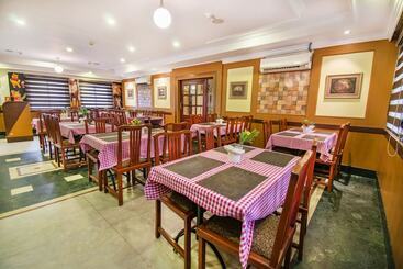 Fabhotel Metro Manor Central Station