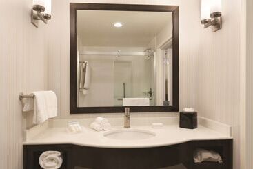 هتل Hilton Garden Inn Boston Logan Airport