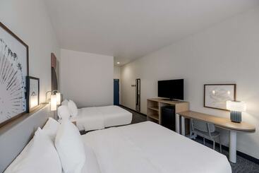 هتل Spark By Hilton Midland South