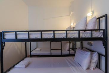 پانسیون Five Rose Siem Reap Hostel