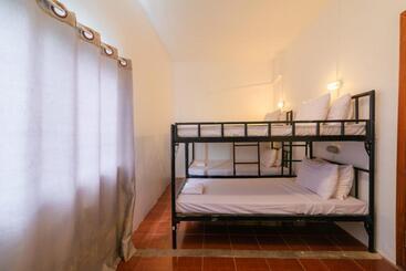 پانسیون Five Rose Siem Reap Hostel