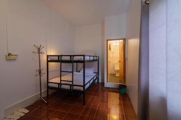 پانسیون Five Rose Siem Reap Hostel