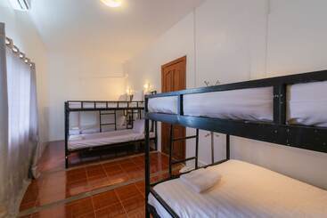 پانسیون Five Rose Siem Reap Hostel