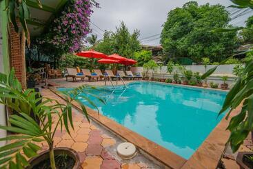 پانسیون Five Rose Siem Reap Hostel