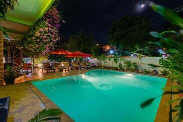پانسیون Five Rose Siem Reap Hostel